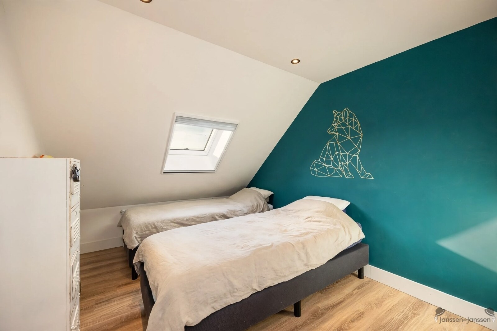 attic-bedroom-with-twin-beds