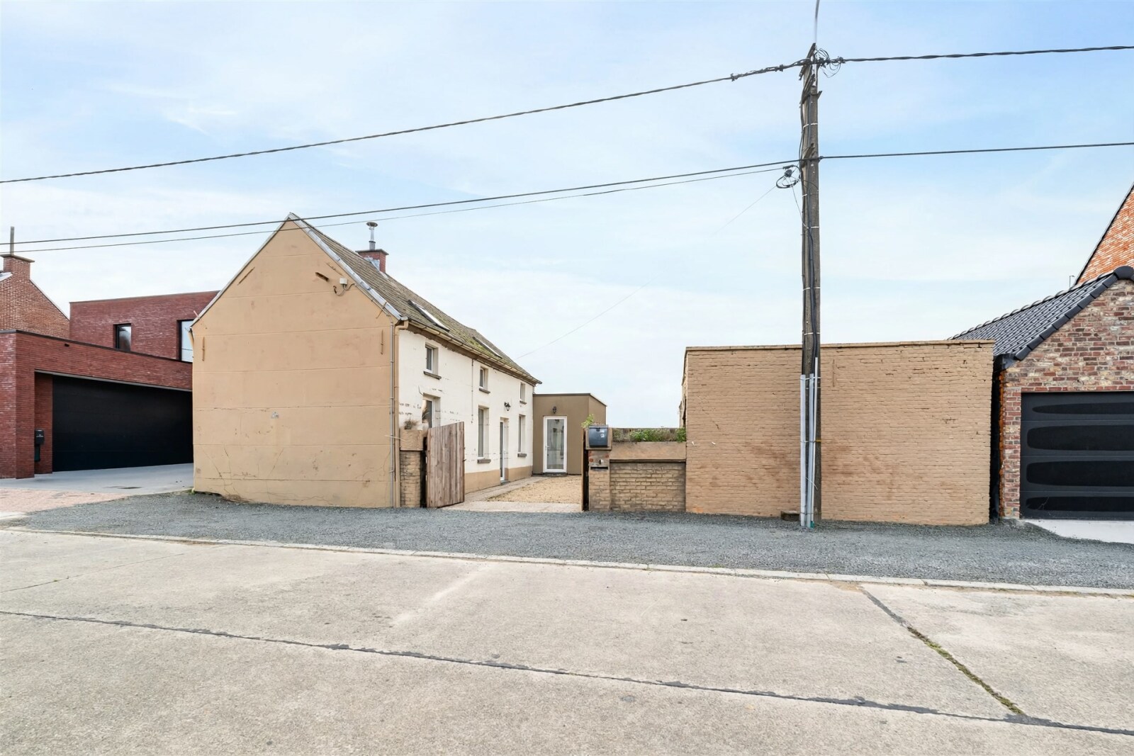 rural-house-exterior-with-gravel-driveway