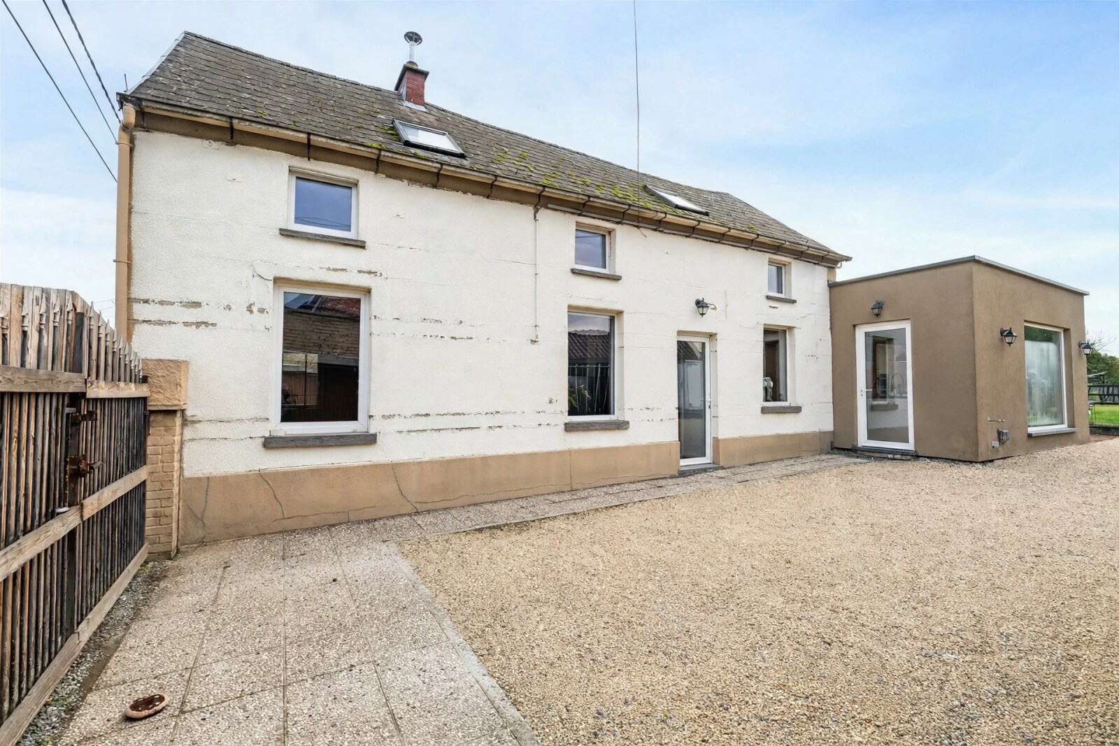 white-countryside-house-with-courtyard