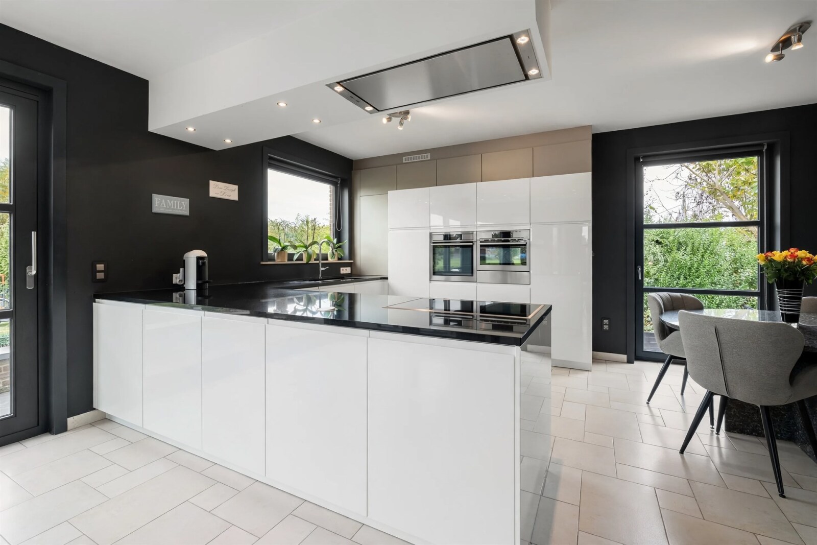 modern-black-and-white-kitchen-interior
