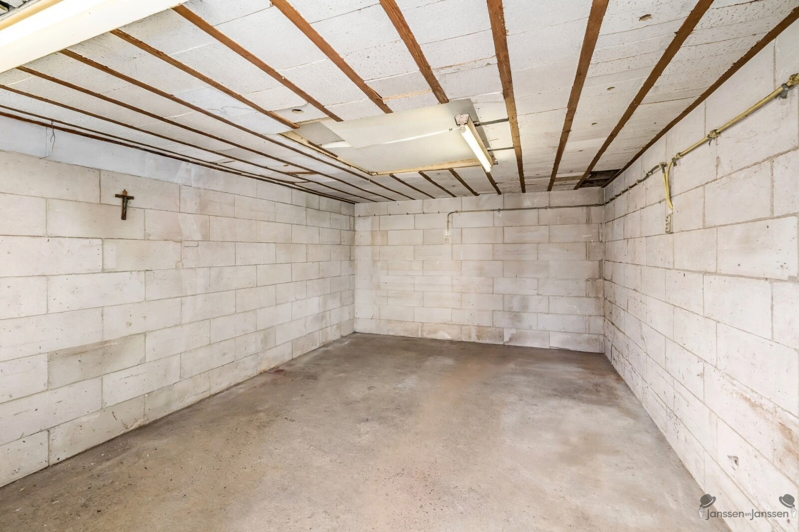 empty-garage-workshop-interior